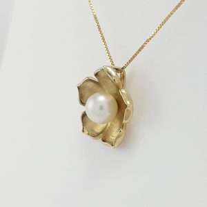 9ct Yellow Gold and Freshwater Pearl Flower Pendant on Chain-1330