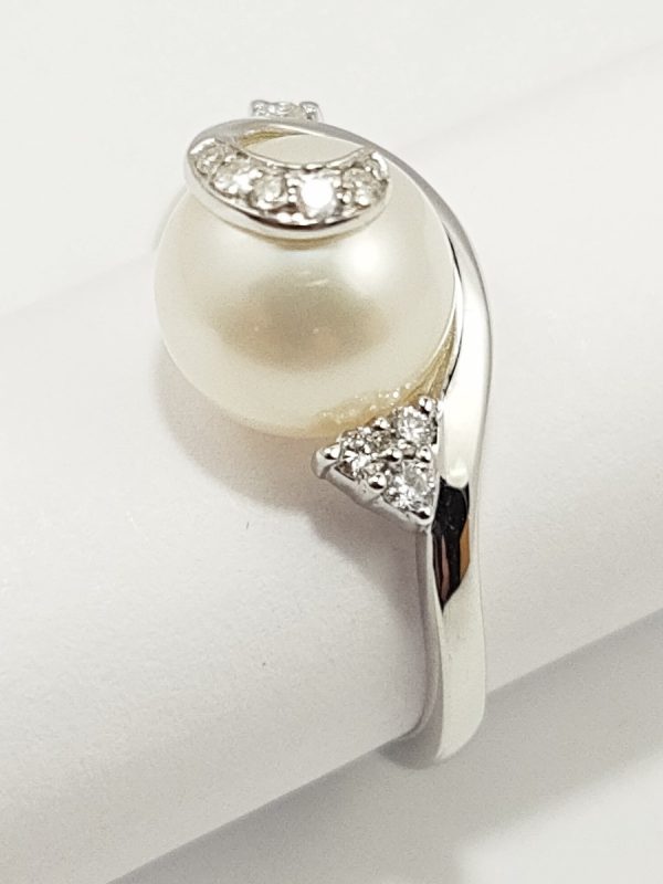 9ct White Gold Freshwater Pearl and Diamond Ring-1641